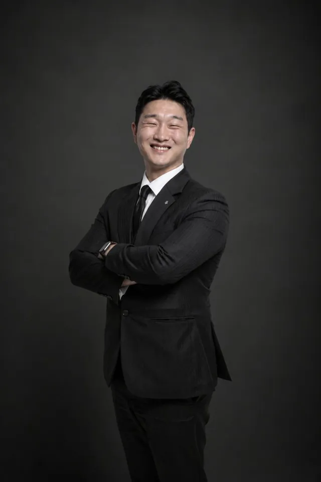 웃고 있는 김민규 팀장